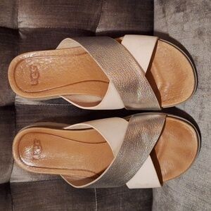 UGG Kari silver white sandal!
